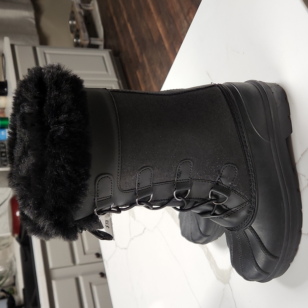 NWT girls size 3 black outer shell with black fur winter boots.  Black glitter